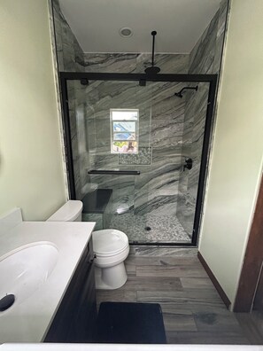 Dusche, Haartrockner, Handtücher, Seife