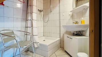 Dusche, Handtücher, Toilettenpapier