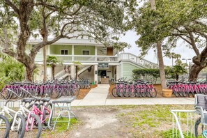 Un bâtiment devant lequel se trouve une station de location de vélos.