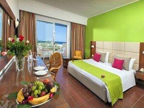 Minibar, free WiFi, bed sheets