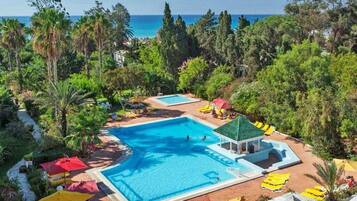 室内游泳池,季节性开放的室外游泳池,池畔遮阳伞,日光浴躺椅