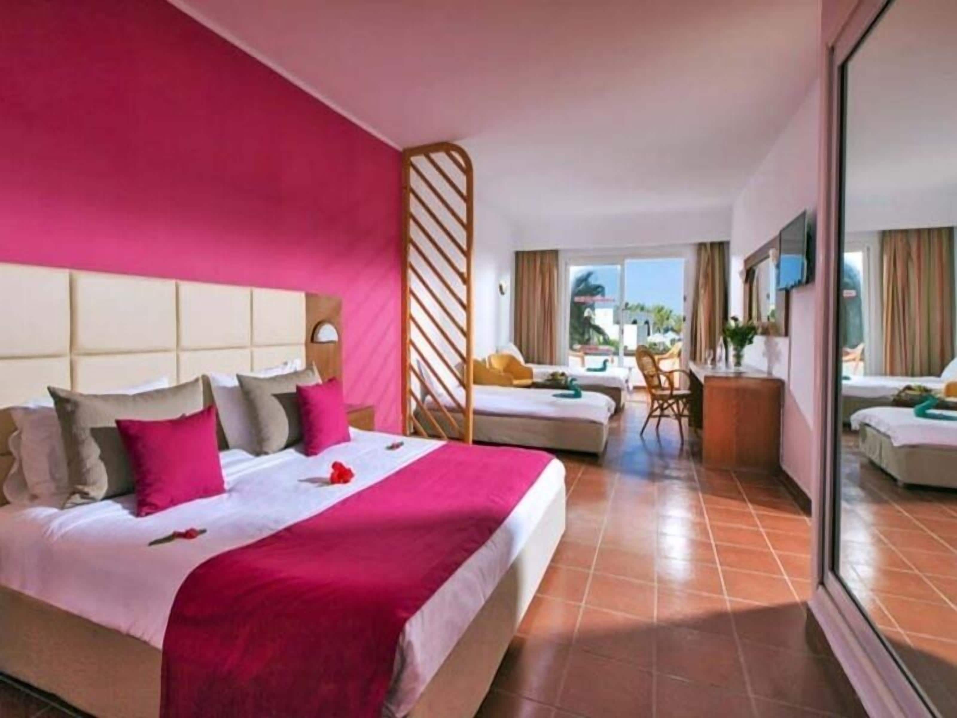 Minibar, free WiFi, bed sheets