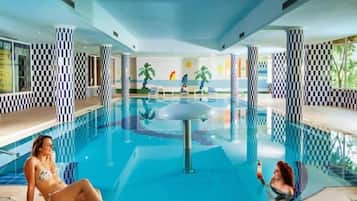 สระว่ายน้ำในร่ม, สระว่ายน้ำกลางแจ้งเปิดตามฤดูกาล, ร่มริมสระว่ายน้ำ