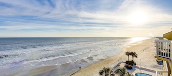 Oceanfront villa with incredible views, balcony & 2 community pools