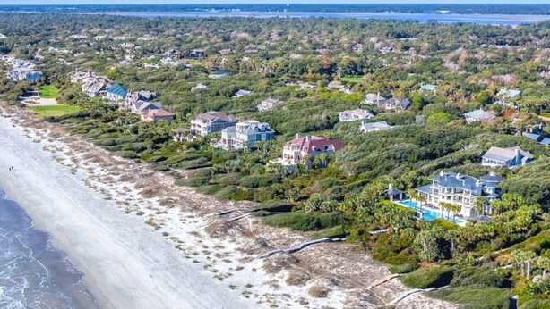An aerial view of a coastal residential area with houses, a beach, and a large body of water in the background. - Cozy Kiawah Island villa centrally located near local attractions (Kiawah Island)