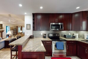 Jääkaappi, mikroaaltouuni, uuni, liesi