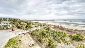On the beach - Oceanfront corner condo w/ spectacular view & shared pool/fishing pier (Isle of Palms)