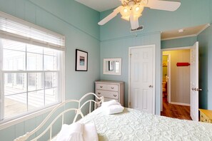 3 bedrooms, iron/ironing board, WiFi - Oceanfront home with WiFi, full kitchen, & deck that spans the side of the home (Folly Beach)