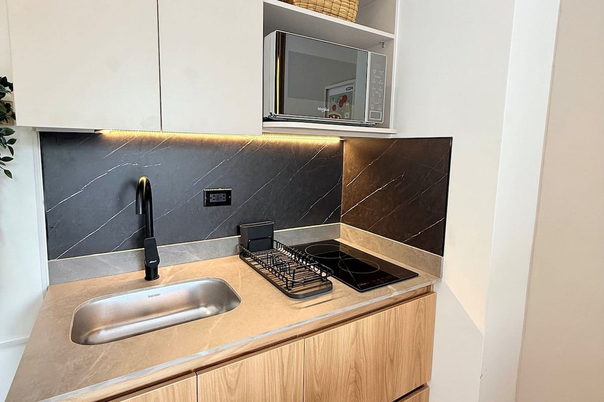 Classic Apartment | Private kitchen | Mini-fridge, microwave, stovetop, dishwasher