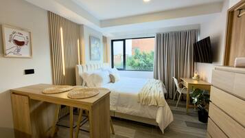 Caja de seguridad en la habitación, escritorio y cortinas blackout