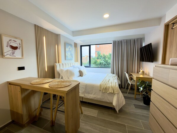 Classic-huoneisto | Tallelokero huoneessa, työpöytä, pimennysverhot, ilmainen Wi-Fi