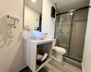 Panoramic Apartment | Bathroom | Shower, towels, soap, toilet paper - Edificio Bloom (Medellín)