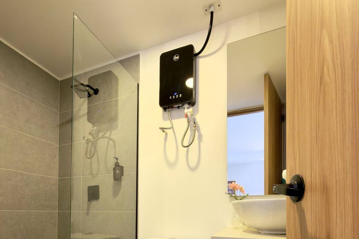 Classic-lejlighed | Badeværelse | Bruser, håndklæder, Sæbe, Toiletpapir