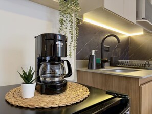 Frigobar, microondas, placa de cocina, lavavajillas