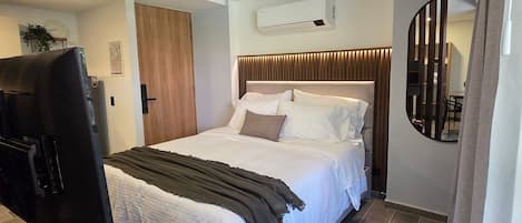Panoramic Apartment | In-room safe, desk, blackout drapes, free WiFi