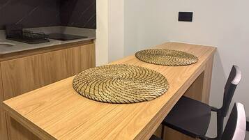 Minikylskåp, mikrovågsugn, spishäll och diskmaskin