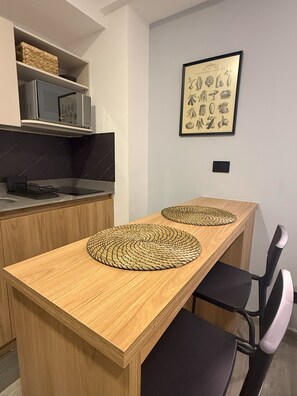 Mini réfrigérateur, micro-ondes, plaque de cuisson, lave-vaisselle