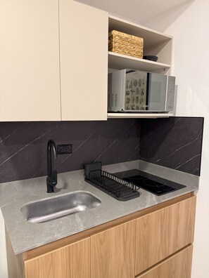 Frigobar, microondas, parrilla de estufa y lavavajillas 