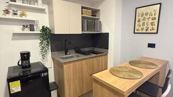 Mini réfrigérateur, micro-ondes, plaque de cuisson, lave-vaisselle