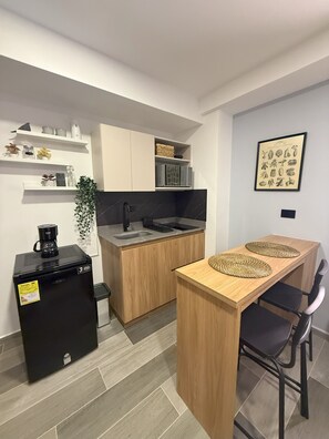 ثلاجة صغيرة، ميكروويف، موقد طهي مسطح، غسالة أطباق