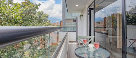 Classic Apartment | Outdoor dining