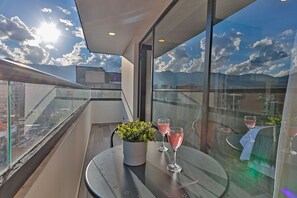 Panoramic Apartment | Outdoor dining - Edificio Bloom (Medellín)