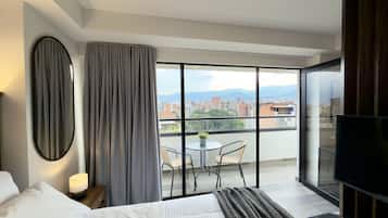 Panorama-lejlighed | Pengeskab på værelset, skrivebord, mørklægningsgardiner, gratis Wi-Fi