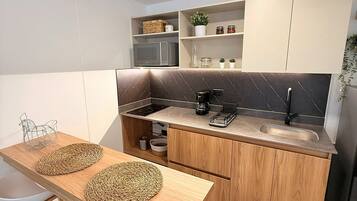 Deluxe-Apartment | Eigene Küche | Mini-Kühlschrank, Mikrowelle, Herdplatte, Geschirrspüler