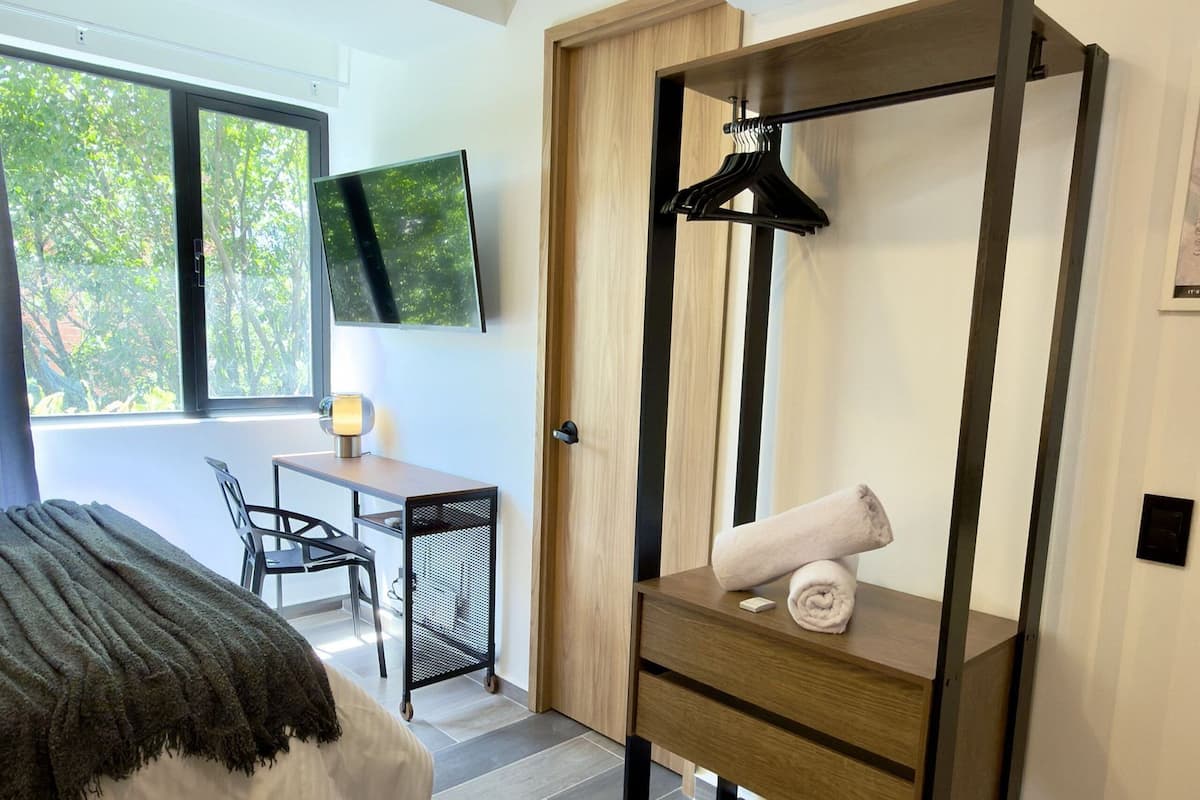 Apartemen Klasik | Brankas, meja kerja, tirai kedap cahaya, dan Wi-Fi gratis