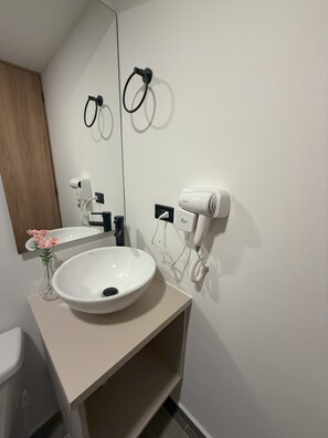 Douche, serviettes fournies, savon, papier toilette