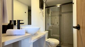 Apartamento clásico | Baño | Ducha, toallas, jabón y papel higiénico