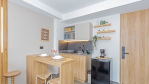 Classic Apartment | Private kitchen | Mini-fridge, microwave, stovetop, dishwasher - Edificio Bloom (Medellín)