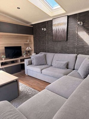 TV, fireplace - 3 Bedroom Caravan Alix (Rhyl)