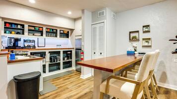 Køleskab, mikrobølgeovn, kaffe-/temaskine, brødrister