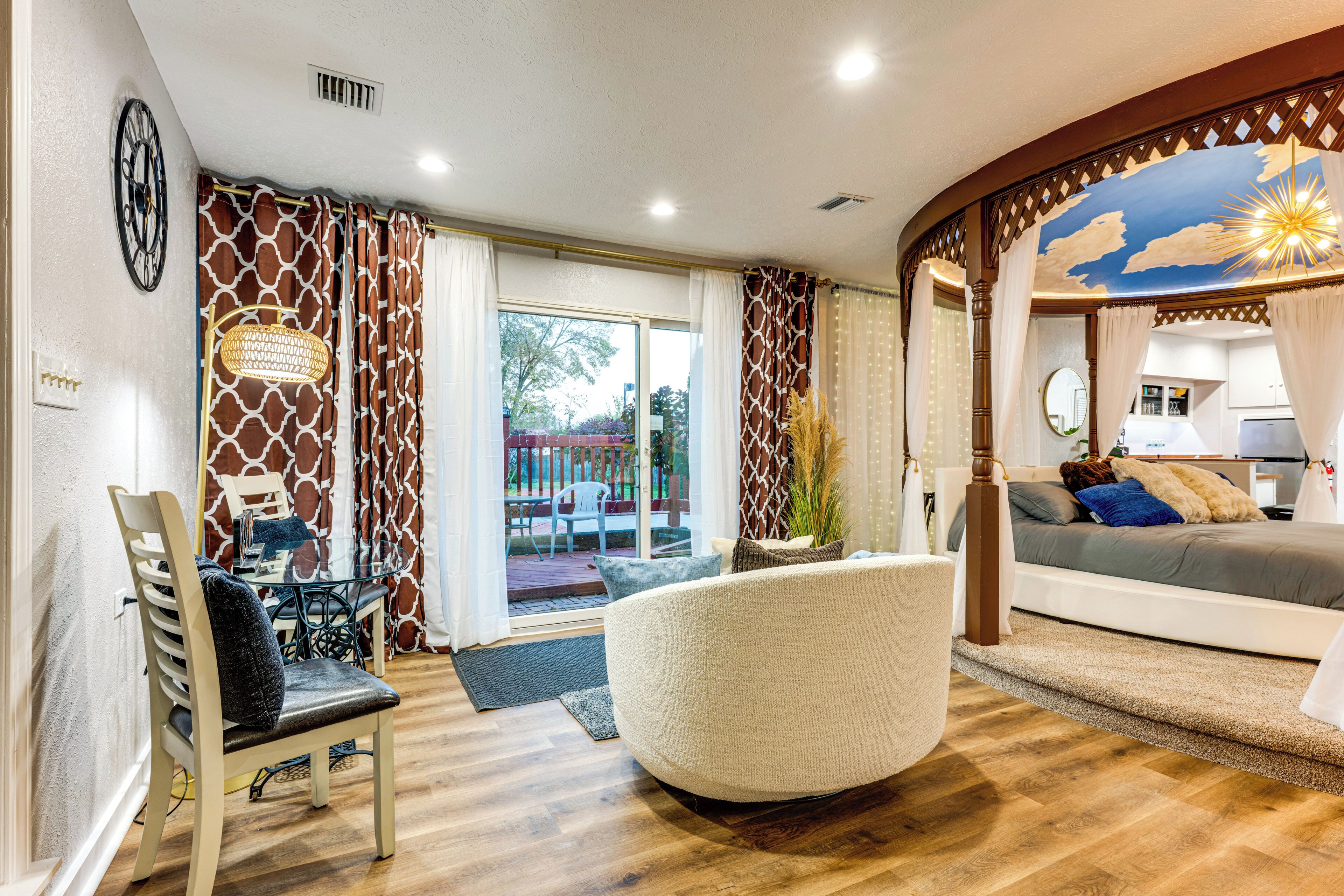 Escritorio, tabla de planchar con plancha, internet y ropa de cama 