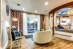 مكتب ومكواة/لوح كي وخدمة الإنترنت وملاءات أسرّة