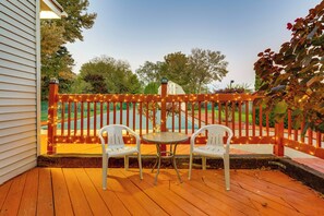 Outdoor dining - Unique Couple's Studio: 2 MI to Downtown Flushing (Flushing)