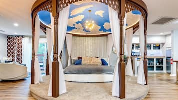 Skrivebord, strygejern/strygebræt, internetforbindelse, sengetøj