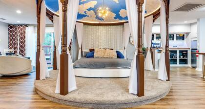 Unique, Convenient Couple’s Apt Near Dtwn Flushing