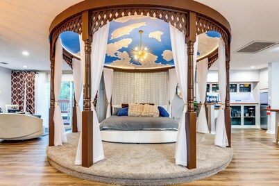 Unique, Convenient Couple’s Apt Near Dtwn Flushing