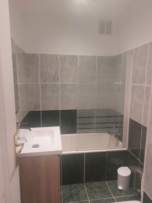 Hårføner, håndklær og toalettpapir