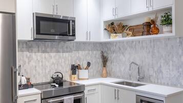 Signature Studio, 1 Queen Bed with Sofa bed, Kitchen, Courtyard View | Private kitchen | Fridge, microwave, oven, stovetop