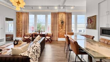 Signature Condo, 2 Bedrooms, Kitchen, City View | Living room