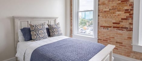 Condo Prestigio, 2 habitaciones, cocina, vista a la ciudad | Espacio para trabajar con laptop y tabla de planchar con plancha