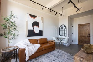 Studio – signature, 1 queensize-seng med sovesofa, kjøkken, byutsikt | Oppholdsområde | En 40-tommers smart-TV med digitale kanaler