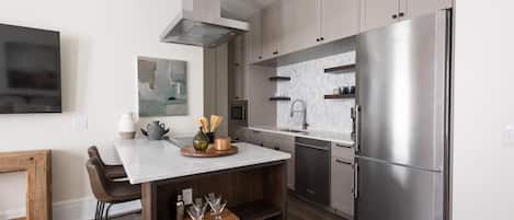 Signature Condo, 2 Bedrooms, Kitchen, Courtyard View | In-room dining