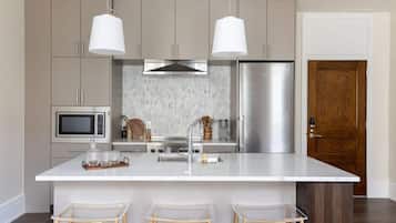 Signature Condo, 1 Bedroom, Kitchen, Courtyard View | Private kitchen | Fridge, microwave, oven, stovetop