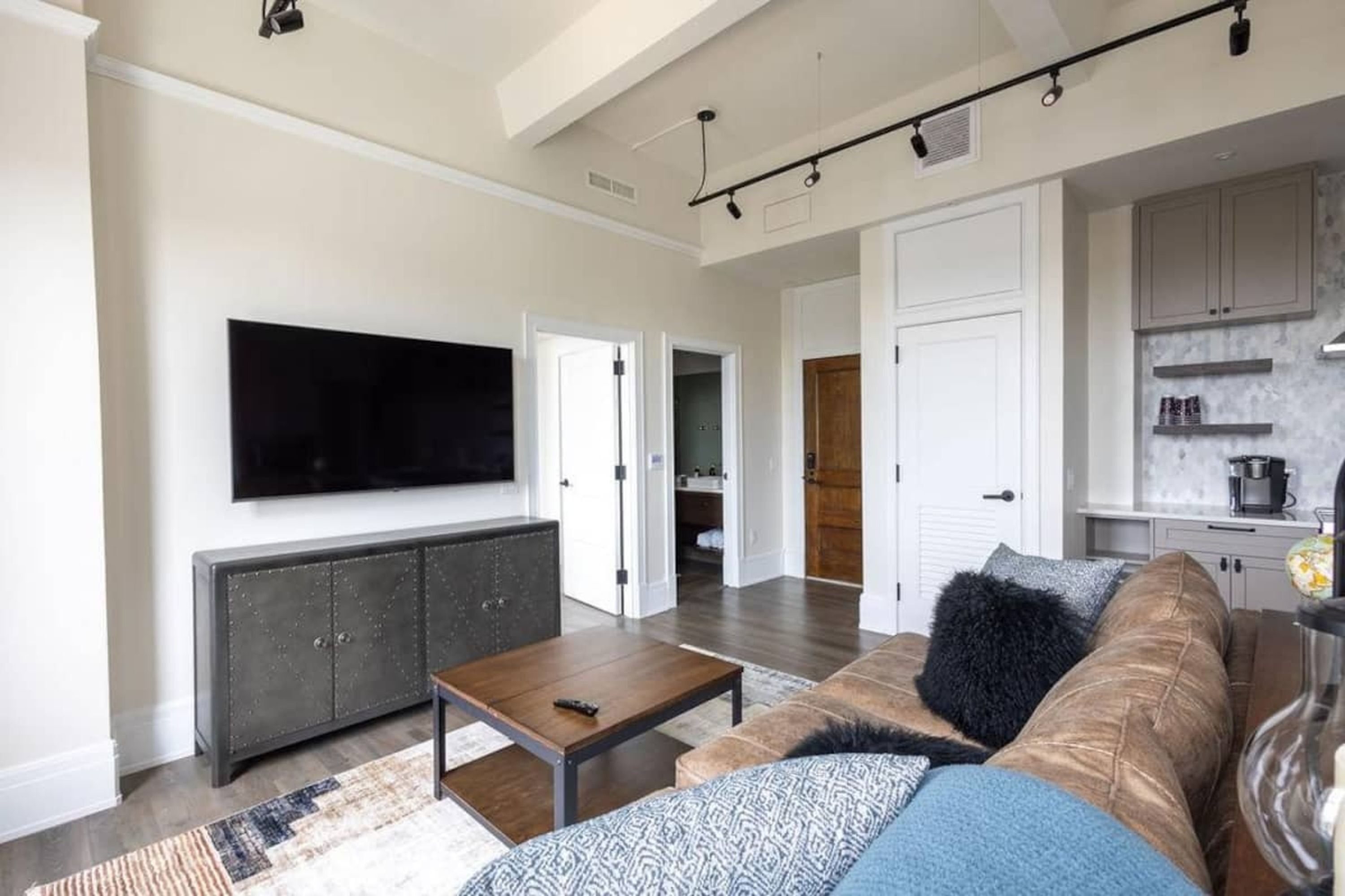 Signature Condo, 2 Bedrooms, Kitchen, City View | Living room | 40-inch Smart TV with digital channels