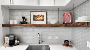 Signature-Apartment, 2 Schlafzimmer, Küche | Eigene Küche | Wasserkocher mit Kaffee-/Teezubehör, Kühlschrank, Mikrowelle, Ofen