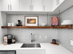 Condo Prestigio, 2 habitaciones, cocina | Cocina privada | Cafetera y tetera, refrigerador, microondas y horno